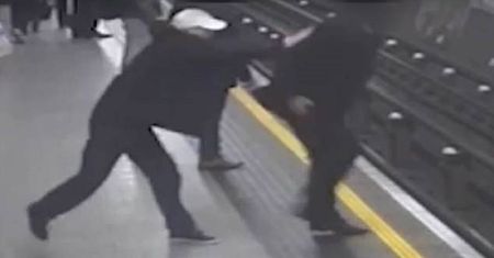 Kamery zarejestrowały próbę morderstwa w metrze - wideo