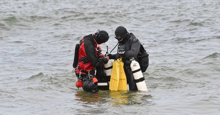 Wyławiają zwłoki dziecka, a z plaży zbiega się tłum. Ludzie, okażcie trochę człowieczeństwa!