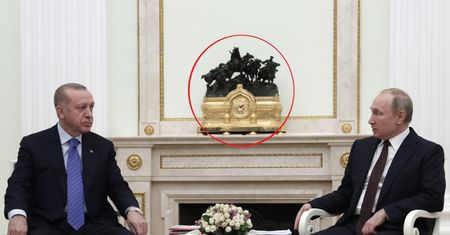 Władimir Putin rozmawiał z Erdoganem. Kontrowersje przez szczegół na zdjęciu
