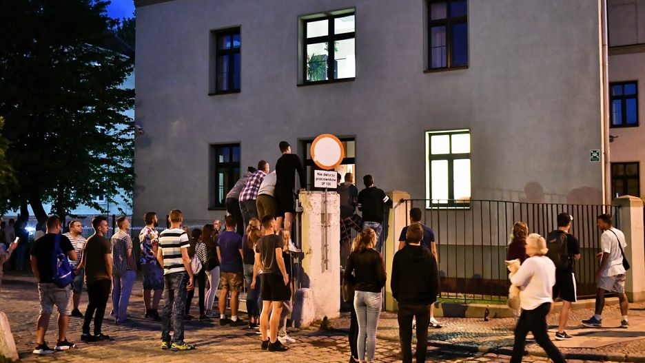 10-letnia Kristina została brutalnie zamordowana. Tłum przed budynkiem, gdzie przesłuchiwano podejrzanego