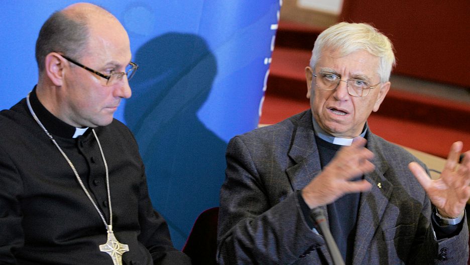 O. Adam Żak (z prawej) - pełnomocnik Episkopatu Polski ds. ochrony dzieci i młodzieży podczas konferencji prasowej dot. pedofilii w Kościele. 2013 rok.