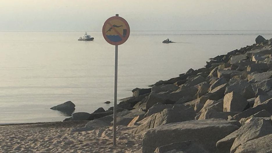 Wokół służb wyciągających ciało chłopca na brzeg zebrał się tłum gapiów. Nie pomogły apele policji, by "zabrać dzieci"