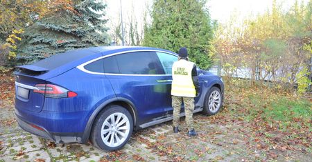 Świnoujście: złodzieje ukradli Teslę z parkingu straży granicznej