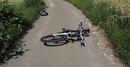 13-latek prowadząc BMW potrącił rowerzystę. Miał wyjątkowego pecha