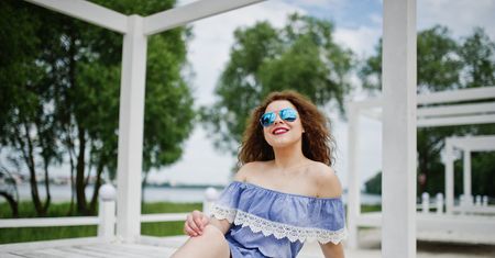 Hiszpański dekolt nadal modny. Sprawdź, jak go stylizować