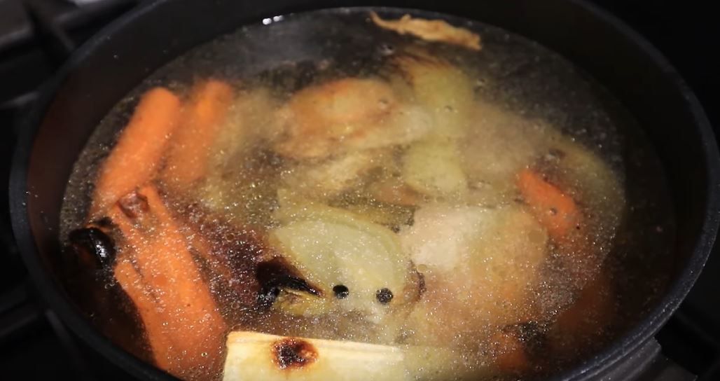 Gotowanie pieczonego rosołu - Pyszności; Foto: kadr z materiału na kanale YouTube Mikołaj Drożdżyński Z Pasją Do Gotowania