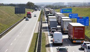 Wypadek na A4. Zderzenie lawety i ciężarówki, są korki i utrudnienia
