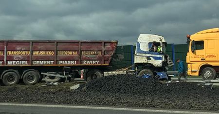 Groźny wypadek na A4. Kilkadziesiąt ton węgla na jezdni