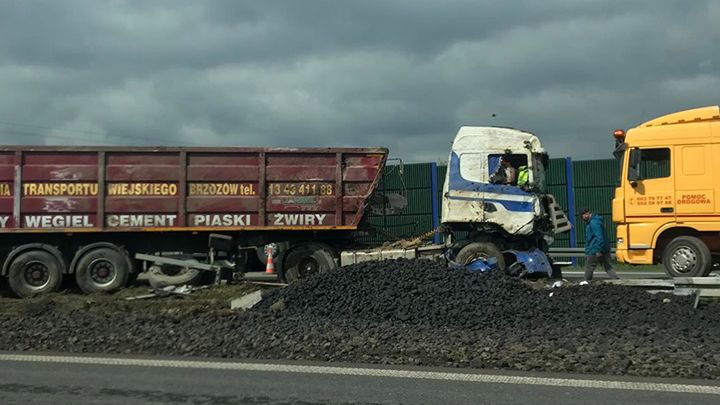 Rozsypany węgiel po wypadku spowodował utrudnienia na A4