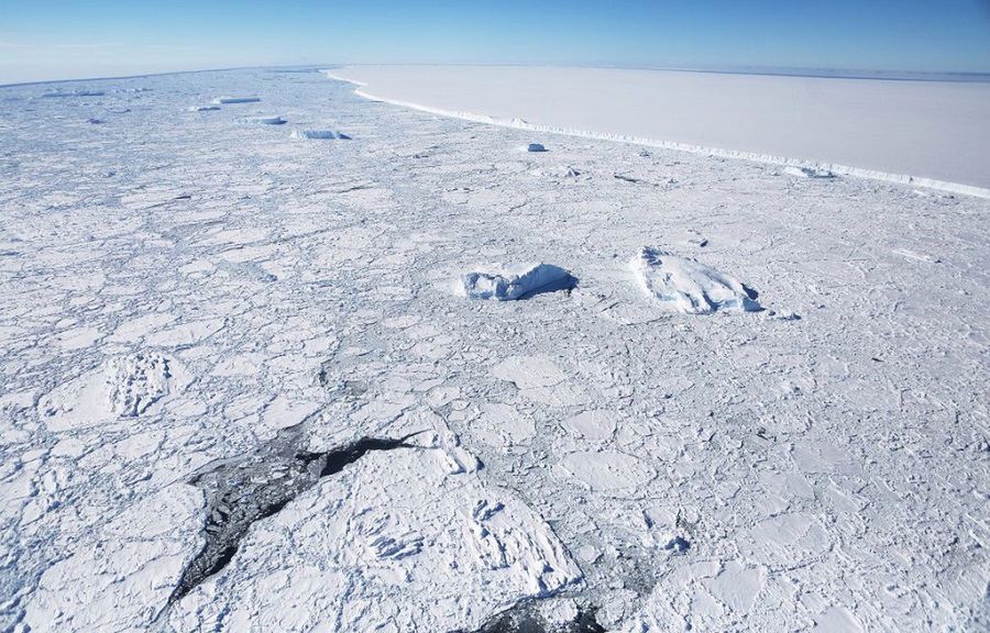 Nagranie z jedynego lotu nad górą lodową, która odpływa od Antarktydy 