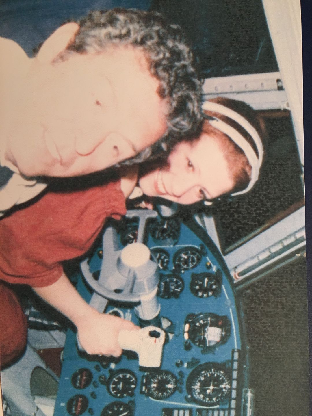 Ewa Bem na kolanach kapitana samolotu PLL LOT 