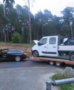 BMW ciągnęło lawetę z samochodem dostawczym i dwoma motocyklami. Jak zabawa w Tetrisa