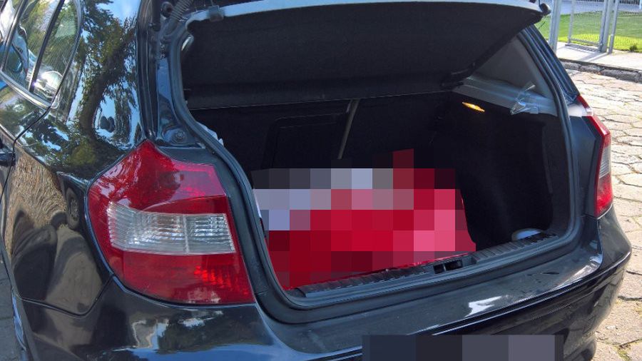 Nietypowy pakunek w bagażniku BMW