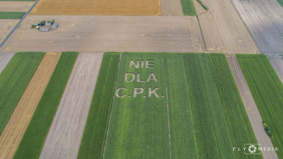 To napis, który pojawił się w miejscu, gdzie za kilka lat ma powstać Centralny Port Komunikacyjny
