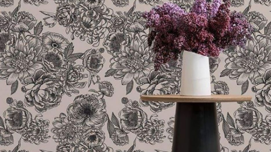 Tapety na jedną ścianę do salonu zachwycają kwiatowymi, geometrycznymi i ornamentowymi wzorami, a w wariancie z fotorealistycznym nadrukiem potrafią przenieść w najpiękniejsze miejsca na świecie