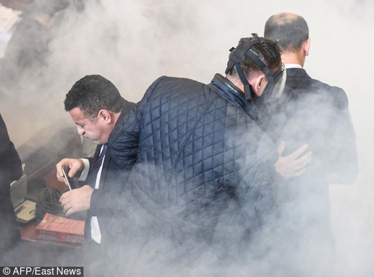 Burza w parlamencie. Posłowie atakowali się gazem łzawiącym