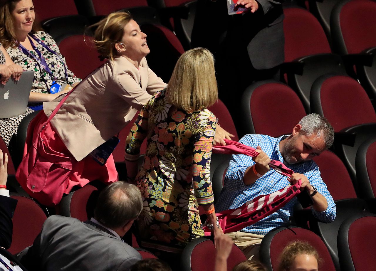 Krzyki i przepychanki na konwencji. Zbuntowali się przeciwko Trumpowi