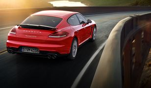 Samochód warty fortunę rozbity na A2. Kierowca odwieziony do szpitala