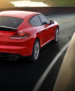 Samochód warty fortunę rozbity na A2. Kierowca odwieziony do szpitala