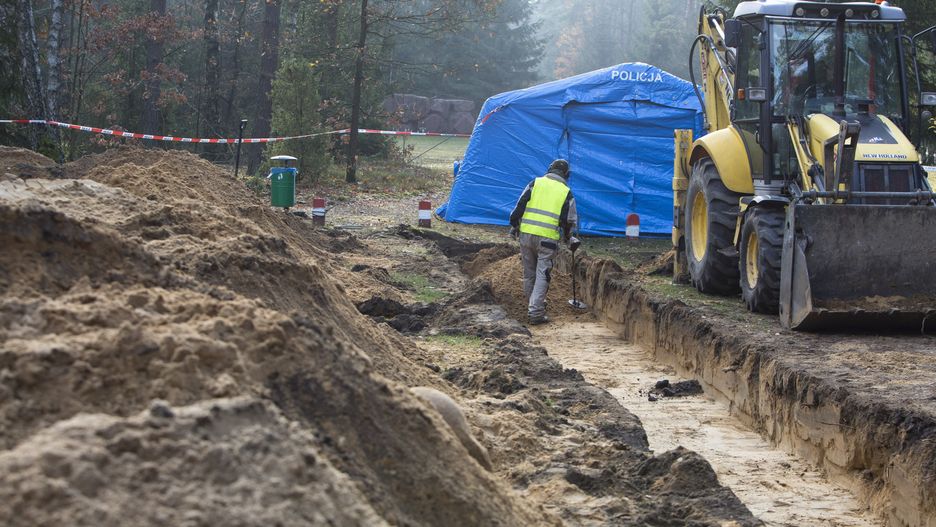 Treblinka prokuratorzy IPN i biegli badają nowo odkrytą zbiorową mogiłę na parkingu leśnym przy niemieckim obozie pracy przymusowej Treblinka I