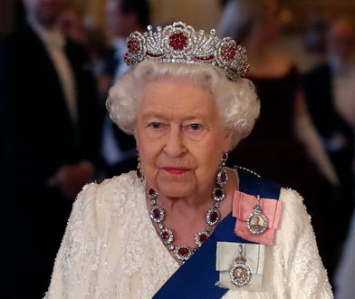 Królowa Elżbieta II zmieniła koronę. Bo była za ciężka