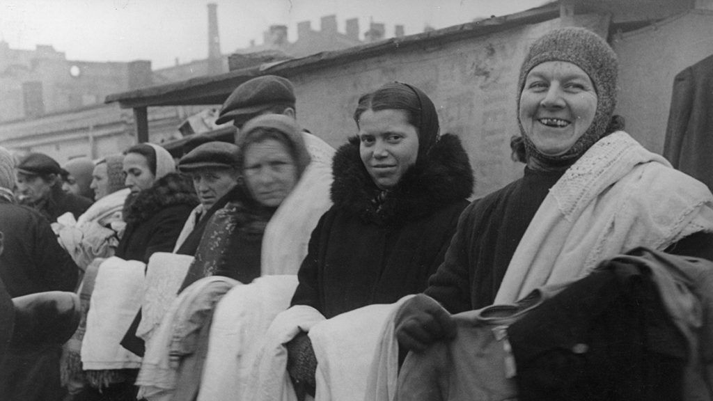 Handlarki na warszawskim targowisku. Fotografia z marca 1944 roku.