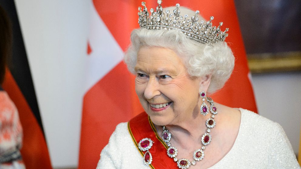 Elżbieta II w królewskiej biżuterii