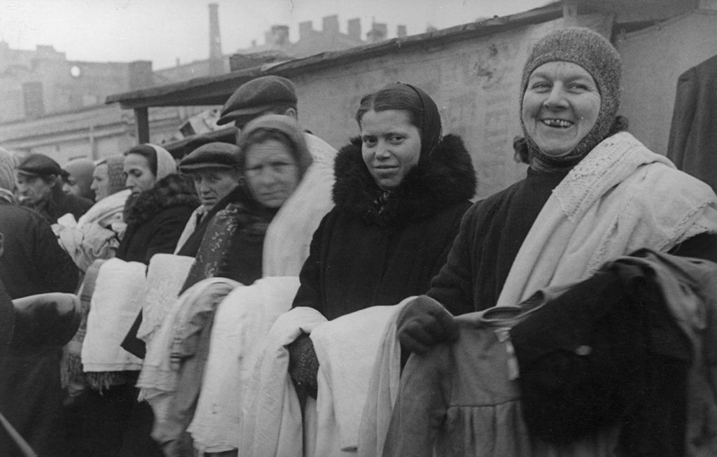 Handlarki na warszawskim targowisku. Fotografia z marca 1944 roku.