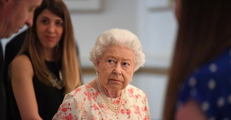 Elżbieta II miała uderzyć siostrzeńca. Elton John o nieznanych faktach z życia rodziny królewskiej