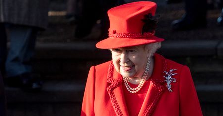 Królowa Elżbieta II celowo popełniła ten błąd. Nadworna stylistka zdradziła jej sekret