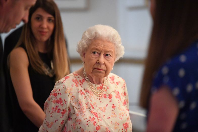 Królowa Elżbieta II na wystawie z okazji 200. rocznicy urodzin królowej Wiktorii