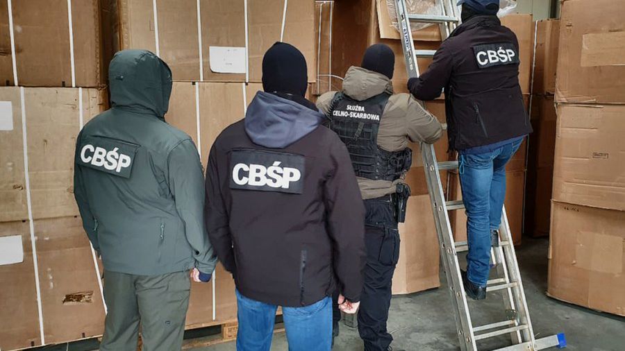 W nielegalnym składzie policja znalazła 456 kartonów z blisko 70 tonami wysokiej jakości suszu tytoniowego.