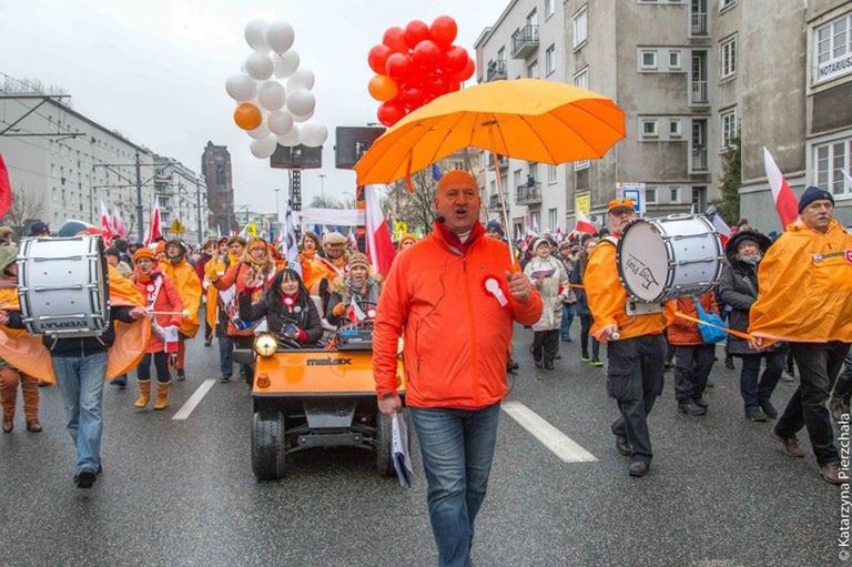 Kłopotliwy gość na powitaniu Donalda Tuska. Lider Kapeli KOD ma zarzuty za handel kobietami