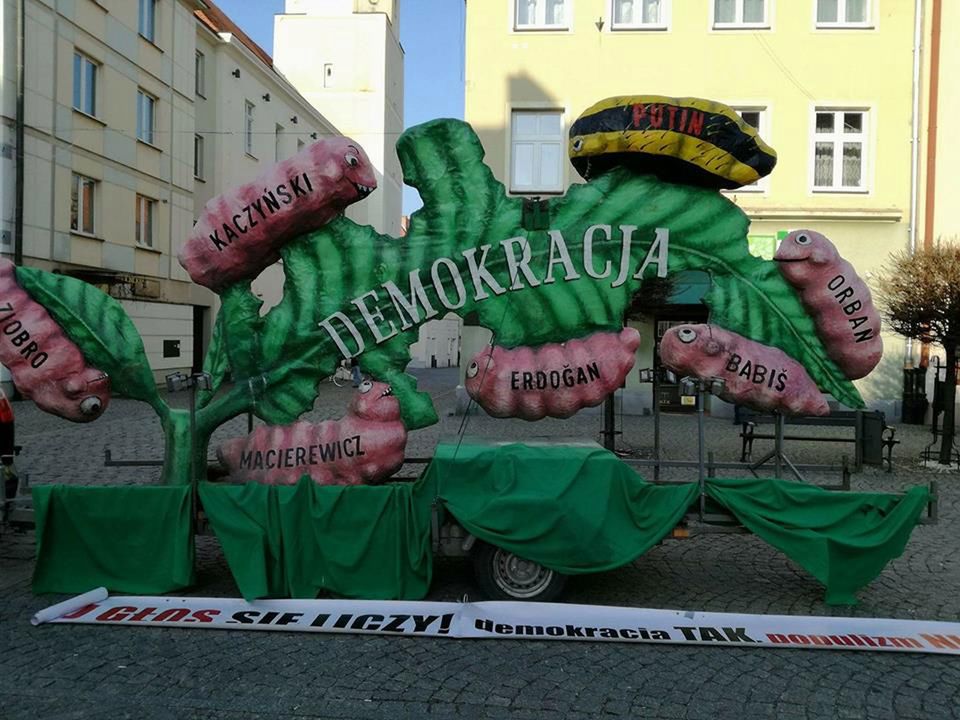 Kaczyński, Ziobro i Macierewicz "pożerają" demokrację. Happening we Wrocławiu