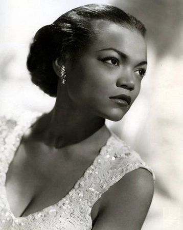 Eartha Kitt zasłynęła ze zmysłowego głosu oraz roli Kobiety Kot w serialowym Batmanie
