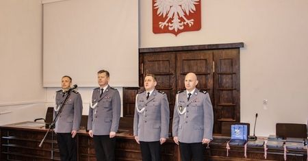 Koronawirus szaleje, a mundurowi organizują uroczystość. Policja przyznaje się do błędu