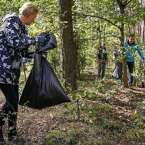 Agata Korhauser-Duda sprząta las