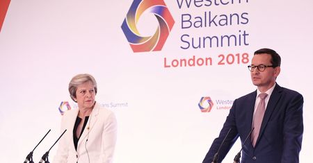Mateusz Morawiecki rozmawiał z Theresą May. Spotkanie w czasie wieczornego przyjęcia