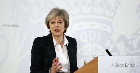 Funt traci. Poprawki do brexitu komplikują sytuację