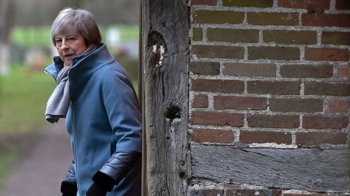 Brytyjska premier po środowym głosowaniu w Izbie Gmin zachowała swoją posadę
