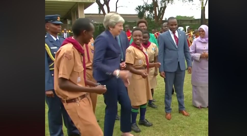 Theresa May tańczy ze skautami z Nairobi. To najlepsze, co dziś zobaczycie