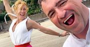 Mąż Anny Kalczyńskiej wzrokiem pożerał jej piersi na sopockiej plaży! Para nie powstrzymała namiętności! Zdjęcie podbija sieć