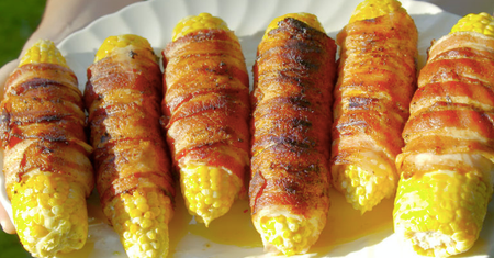 Grillowana kukurydza w bekonie z odrobiną sosu czosnkowego. Pychotka!
