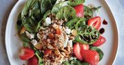 Niezwykła sałatka ze szpinakiem, truskawkami i ziarnami. Pyszna, pożywna i naprawdę bardzo zdrowa!