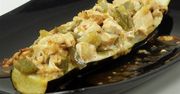 Faszerowana cukinia z papryką, kurczakiem, sosem enchilada i serem topionym