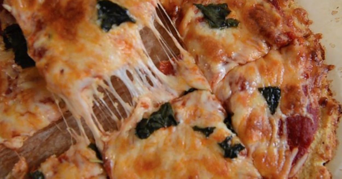 Pyszna pizza kalafiorowa o niskiej zawartości węglowodanów. Znacznie zdrowsza, ale równie smaczna!