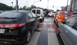 Sparaliżowana Warszawa. Straż miejska odholowała prawie 600 samochodów