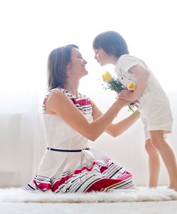 Dzień Matki – zabawne życzenia oraz wierszyki. Zapoznaj się z naszą listą życzeń na Dzień Matki gotowych do wysłania na kartce lub w formie wiadomości SMS