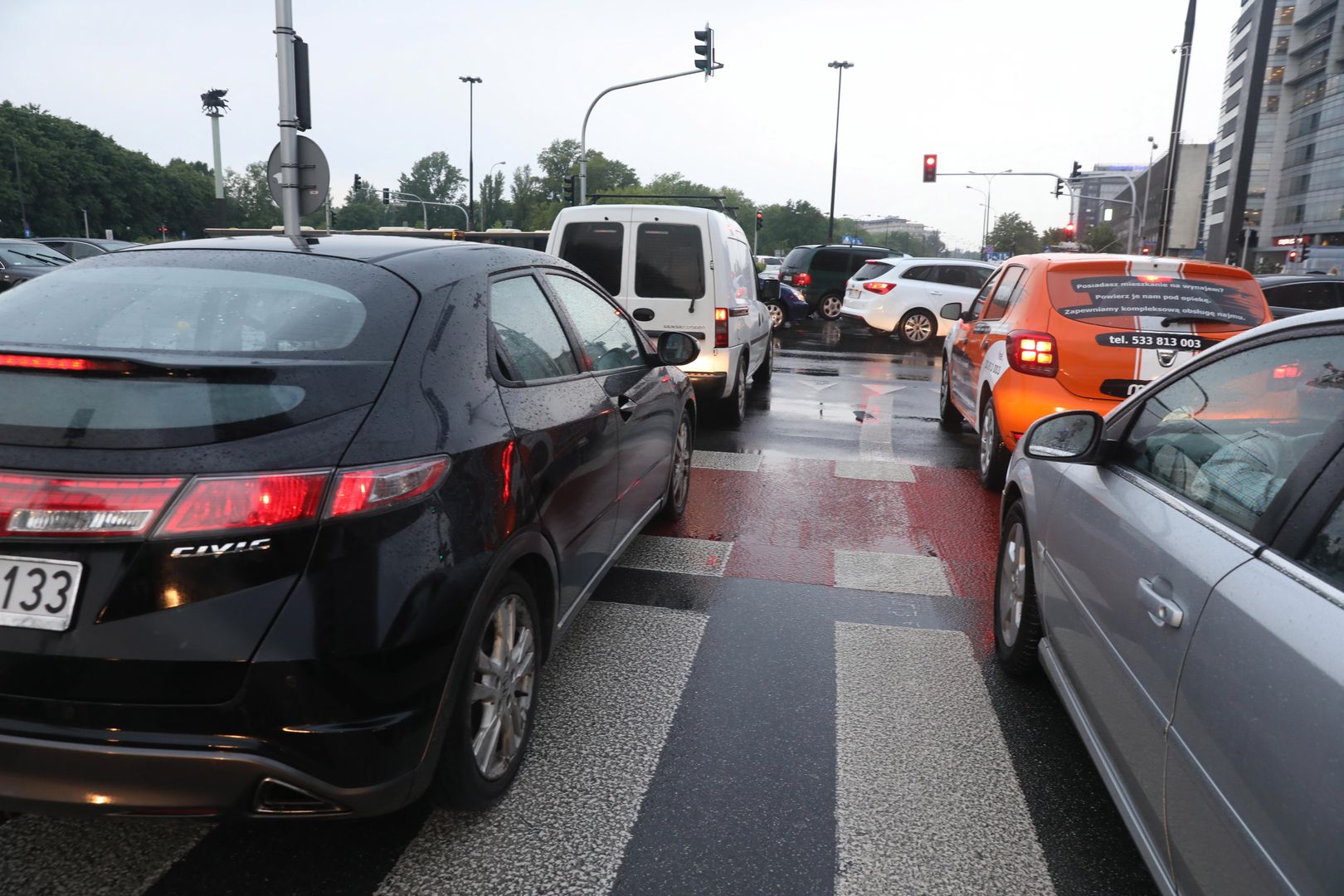 Warszawa. W poniedziałek centrum miasta było spraliżowane