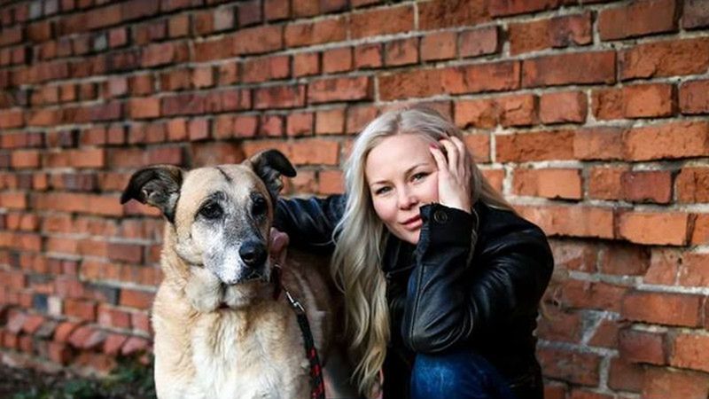 Karolina Kostera napisała, co jej zdaniem dzieje się w schronisku w Kaliszu (na zdj. z Tarą, szukającą domu)